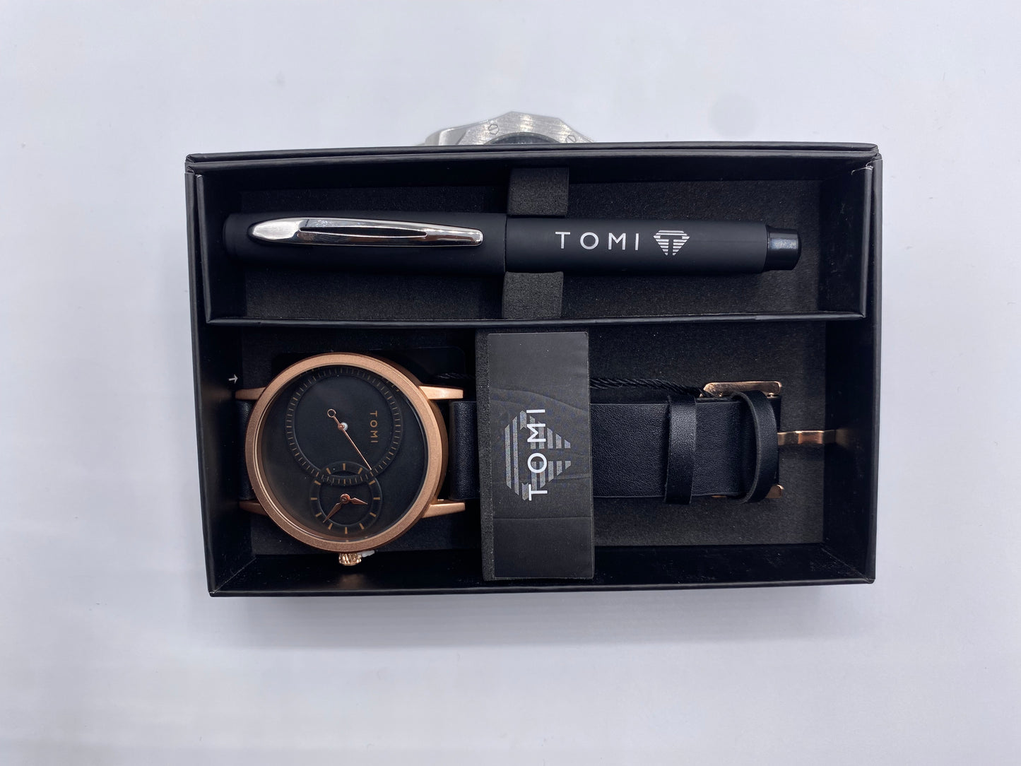 TOMI Men’s Luxury Gift Set – Gold Black Dial Watch with Leather Strap & Signature Pen